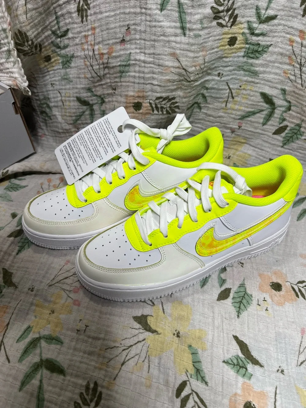 nike off nike shoes with yellow tag